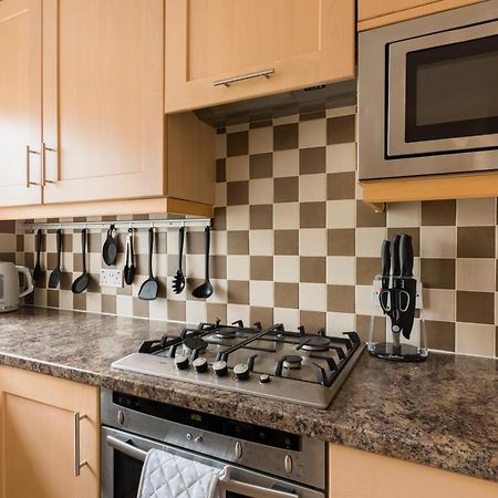 Surrey Stays - 2 Bedroom House, Rh1, Contractors Welcome, Sleeps 5 Max, 2 Parking Spaces, Near Town Centre, Train Station And Gatwick Airport Redhill  Kültér fotó