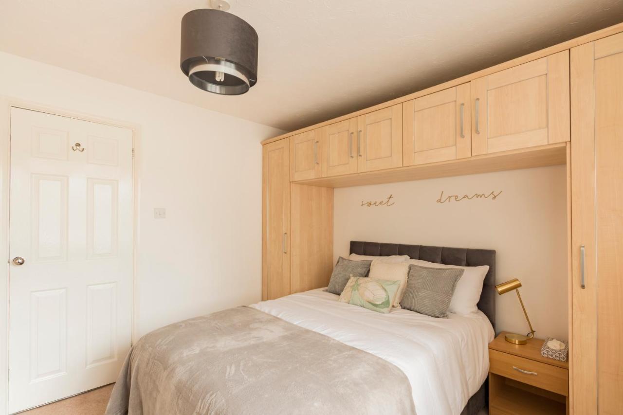 Surrey Stays - 2 Bedroom House, Rh1, Contractors Welcome, Sleeps 5 Max, 2 Parking Spaces, Near Town Centre, Train Station And Gatwick Airport Redhill  Kültér fotó