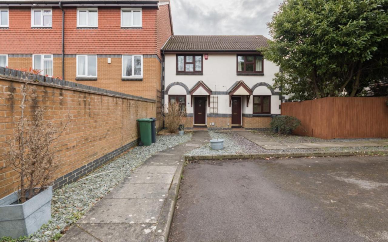 Surrey Stays - 2 Bedroom House, Rh1, Contractors Welcome, Sleeps 5 Max, 2 Parking Spaces, Near Town Centre, Train Station And Gatwick Airport Redhill  Kültér fotó